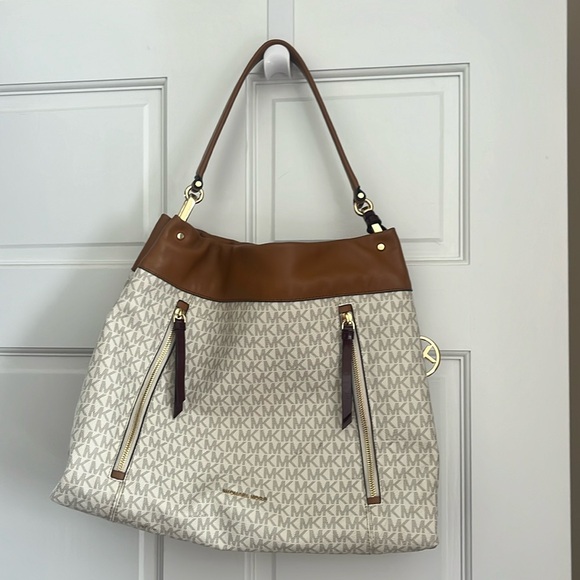 Michael Kors Shoulder Bag - Picture 2 of 9